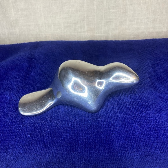 Vintage HOSELTON Beaver Made In CANADA Paperweight Sculpture Retro Sleek 955 - Picture 1 of 7